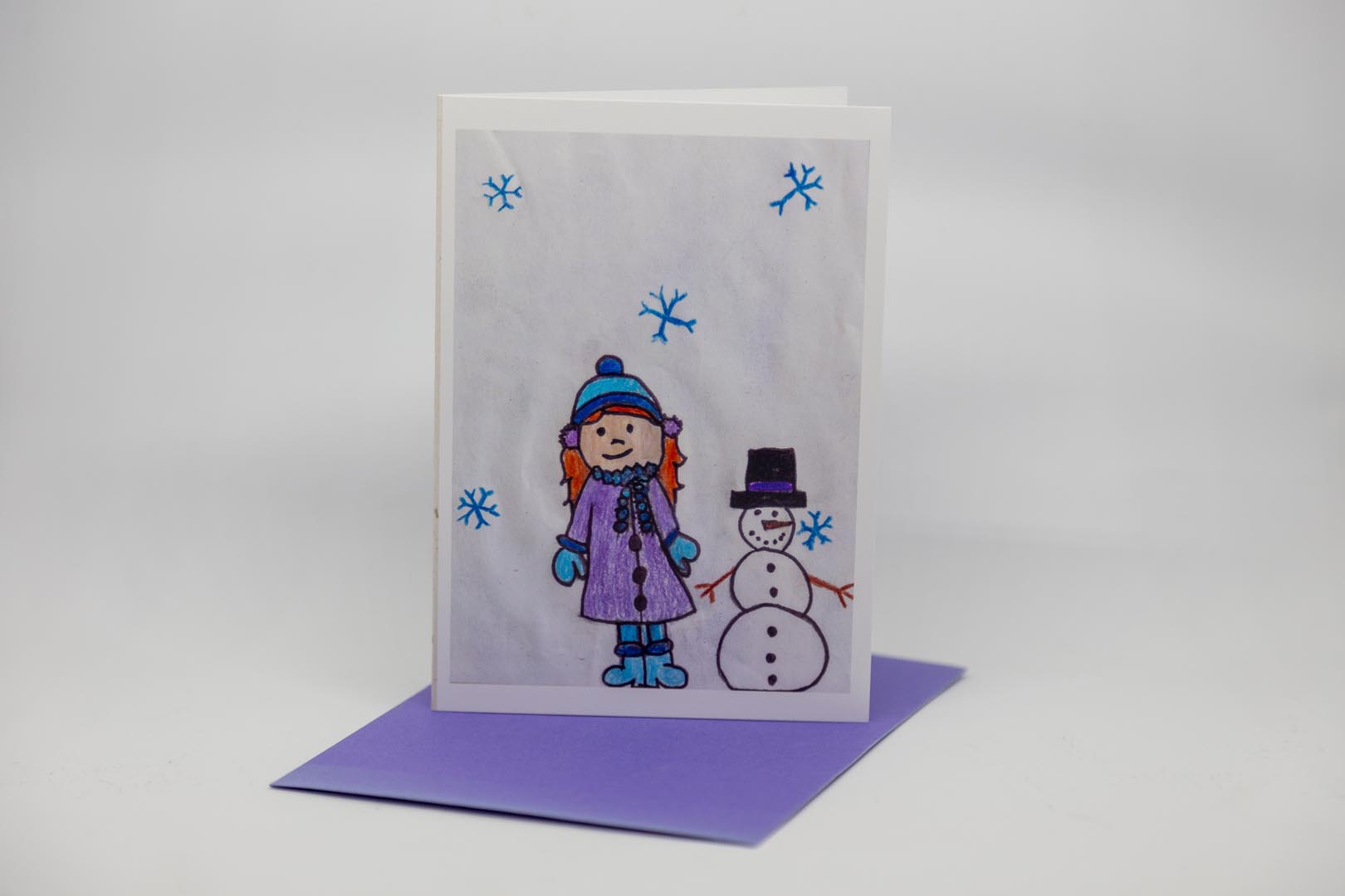 Weihnachtskarte: Mädchen mit Schneemann